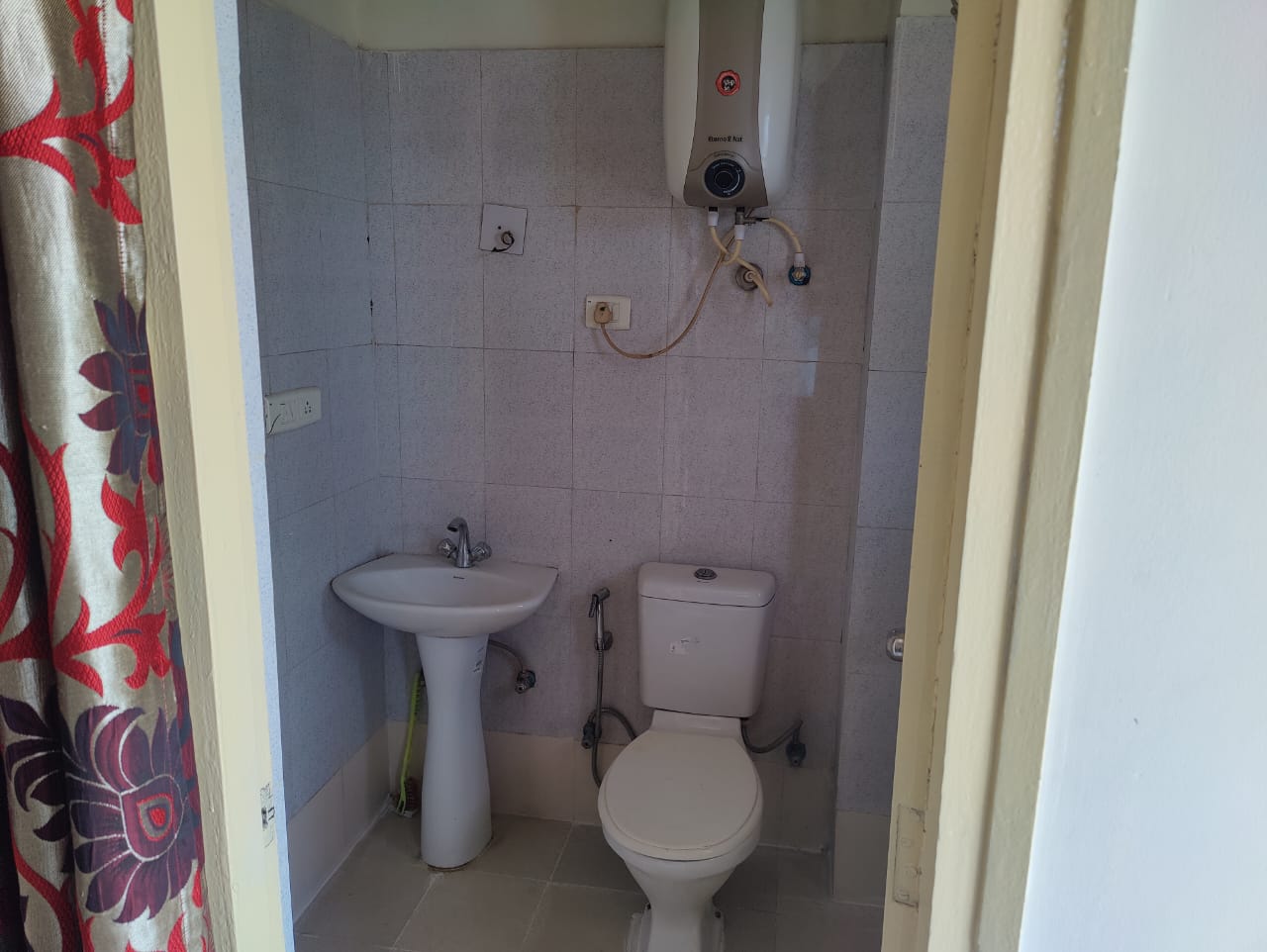 Eros Sampoornam : 2BHK Fully Furnished Flat For Rent in Sector 2, Noida Extension