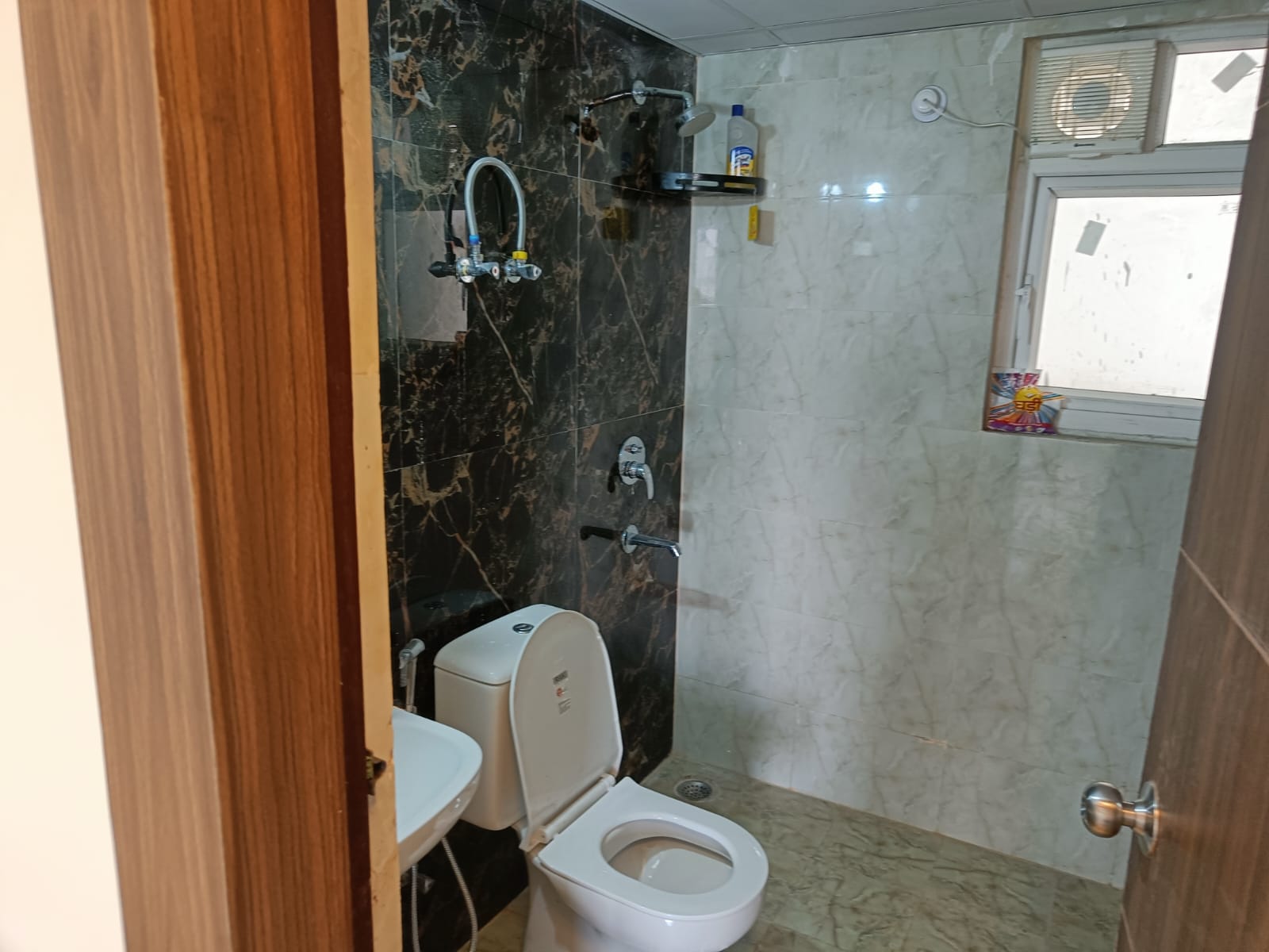 Eros Sampoornam : 3 BHK Semi Furnished Flat For Rent in Sector 2, Noida Extension