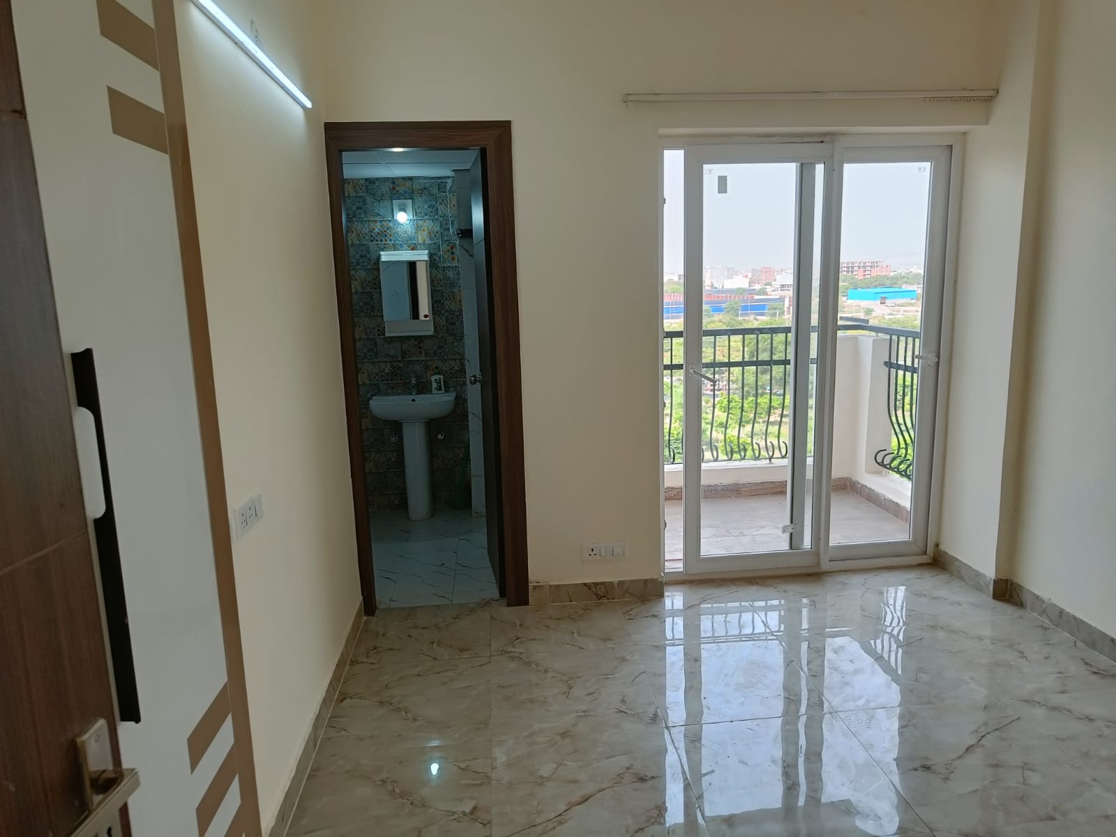 Eros Sampoornam : 3 BHK Semi Furnished Flat For Rent in Sector 2, Noida Extension