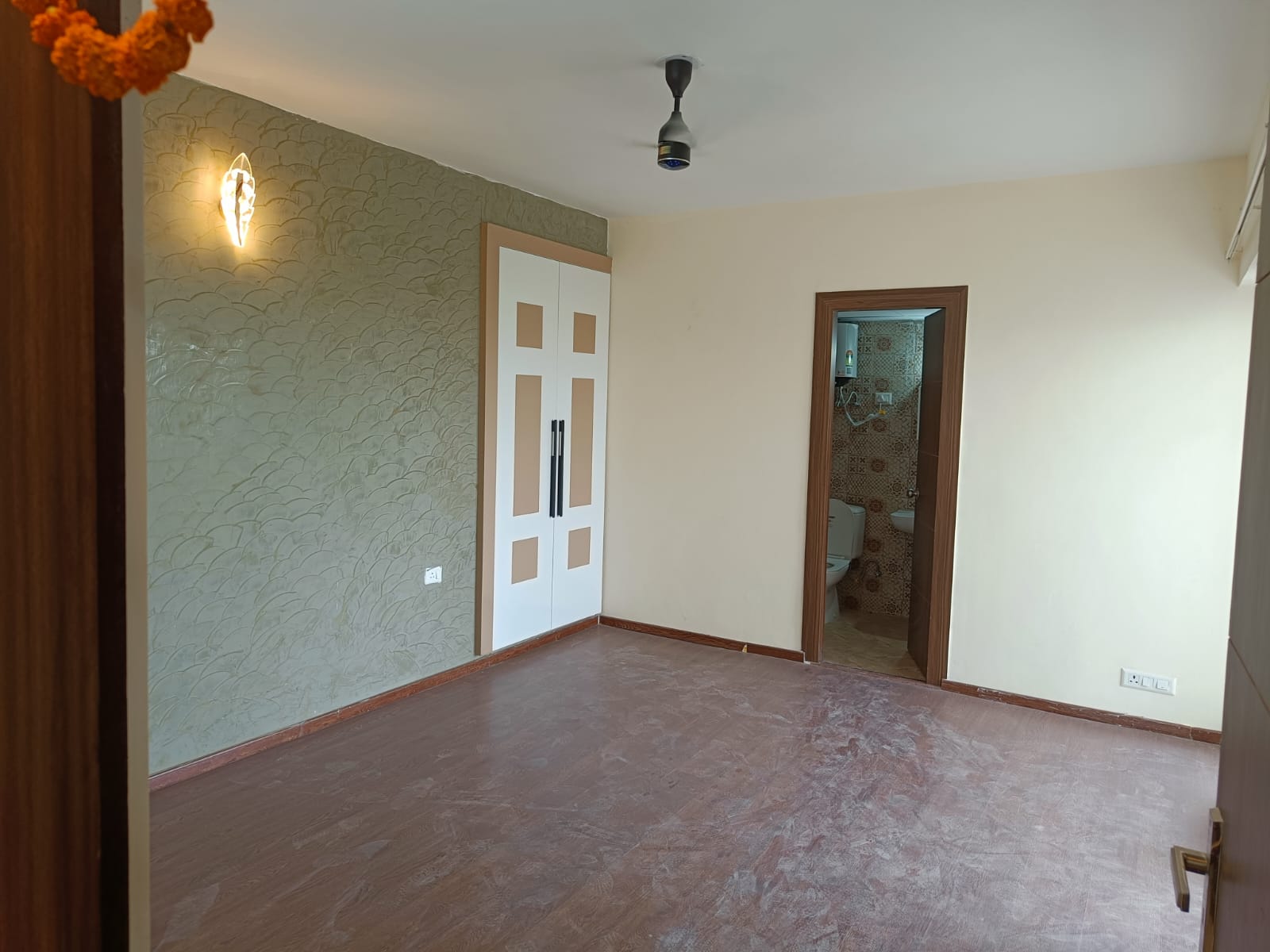Eros Sampoornam : 3 BHK Semi Furnished Flat For Rent in Sector 2, Noida Extension