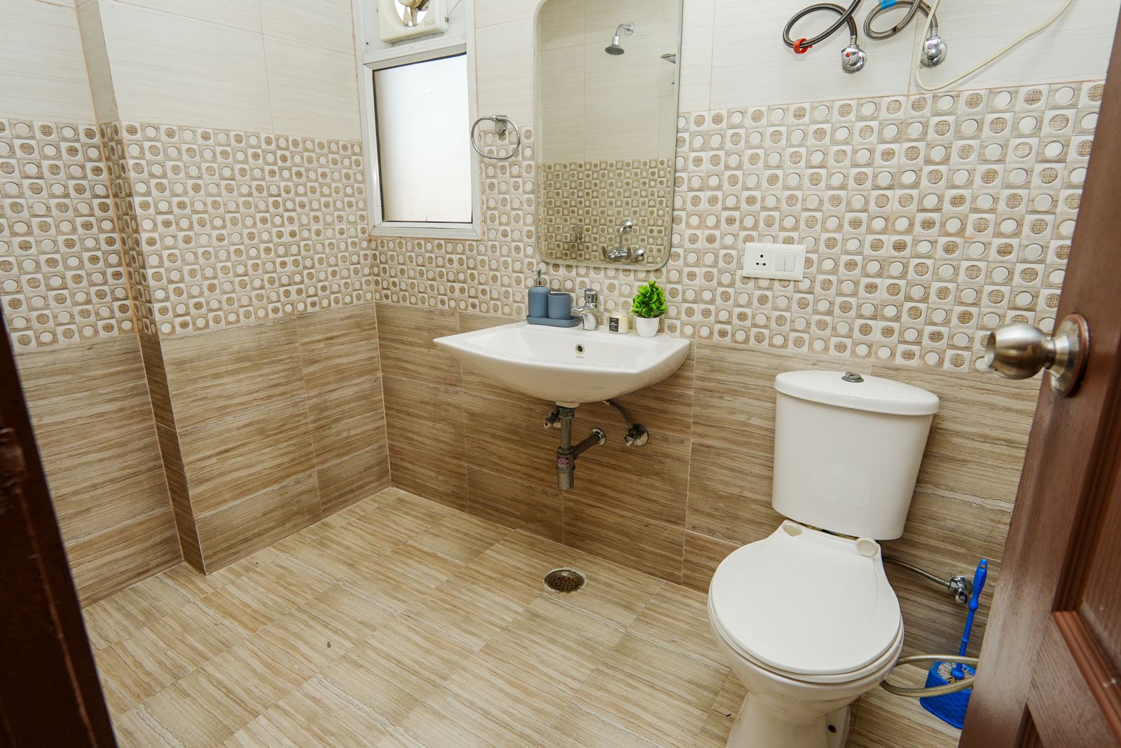 Exotica Dreamville : 3 BHK Semi Furnished Flat for sale in Sector 16C, Noida Extension