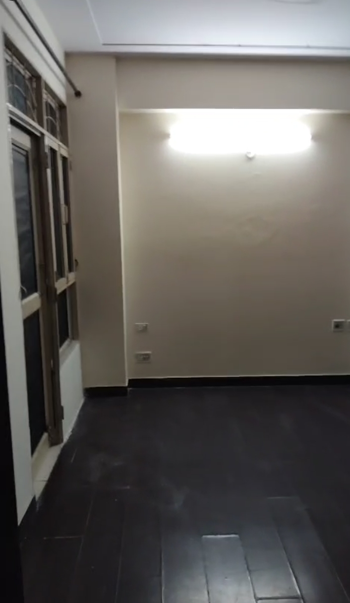 GH7 : 2BHK Semi Furnished Flat For Rent in Crossings Republic