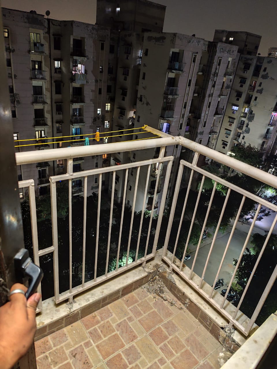 Unitech Unihomes : 1 Room in Preoccupied 3BHK Semi Furnished Flat For Rent in Sector 117, Noida