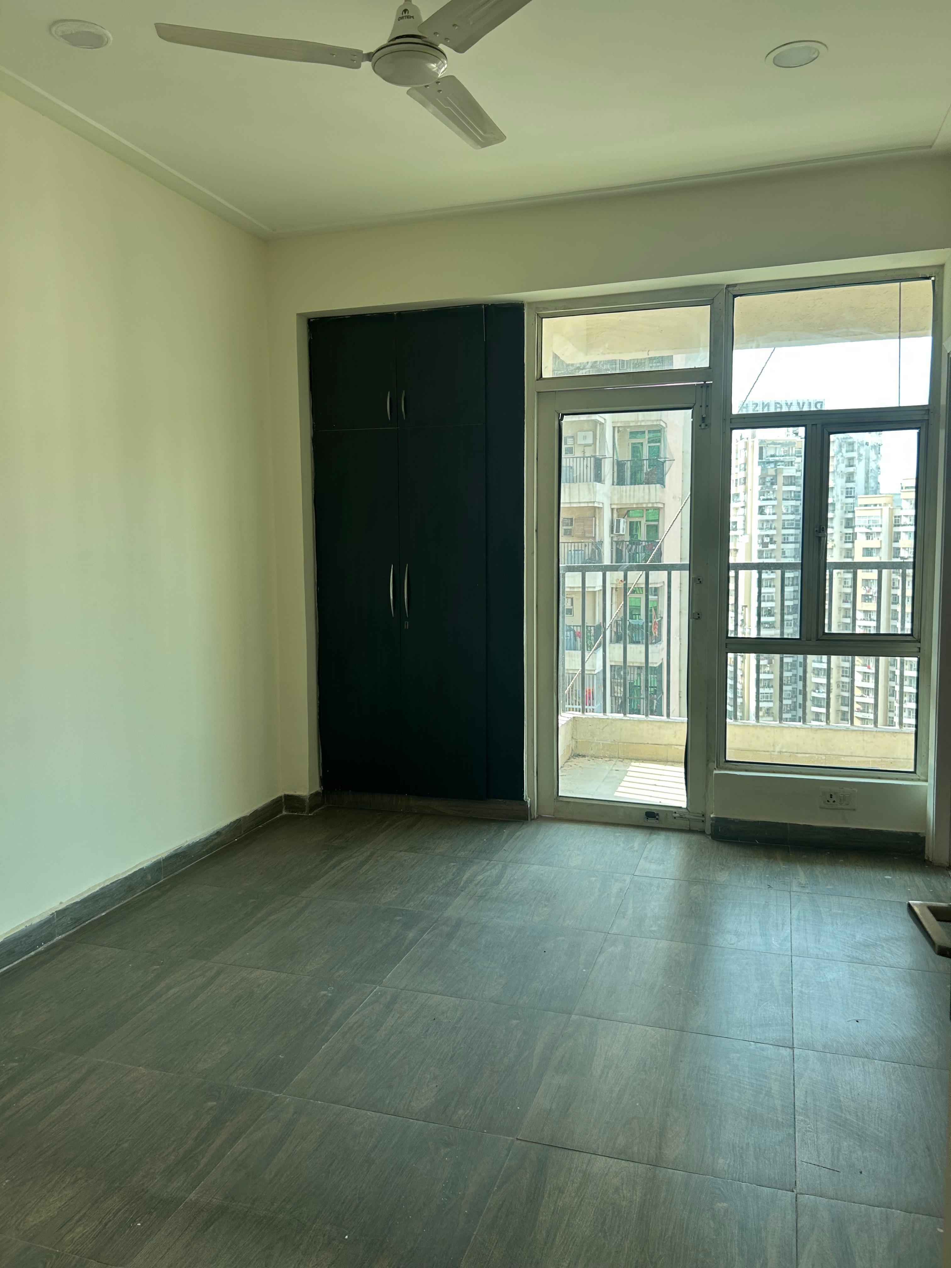 Gaur City 10th Aveune : 3 BHK Semi Furnished flat for rent in Gaur City 2, Noida Extension