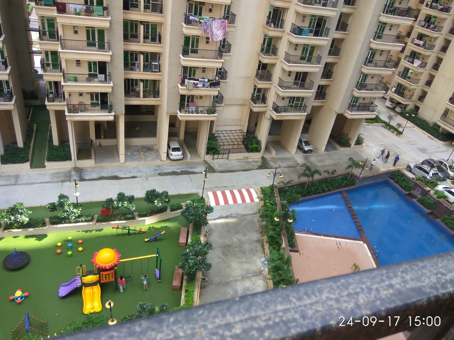Gaur City 10th Aveune : 3 BHK Semi Furnished flat for rent in Gaur City 2, Noida Extension
