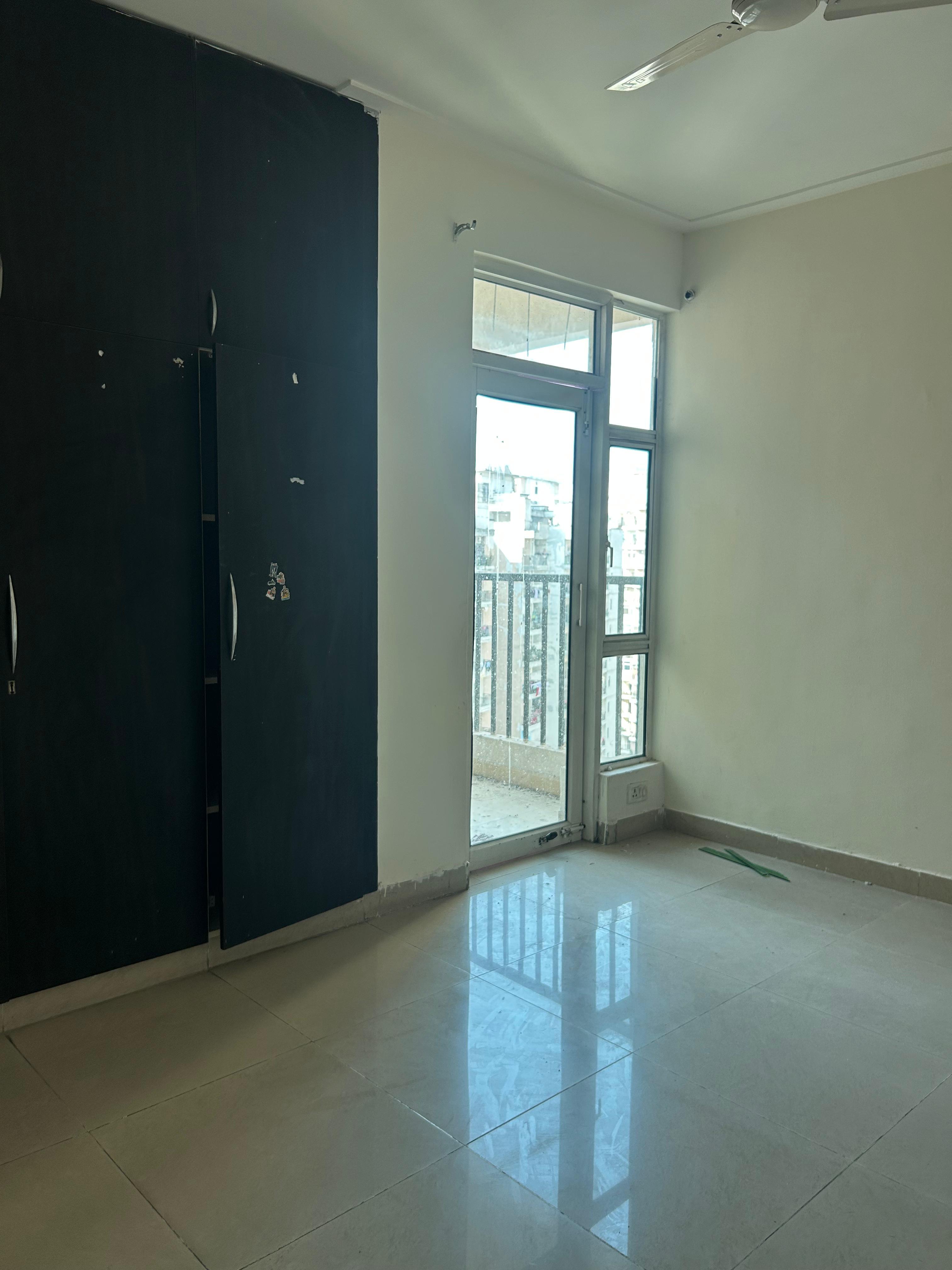 Gaur City 10th Aveune : 3 BHK Semi Furnished flat for rent in Gaur City 2, Noida Extension