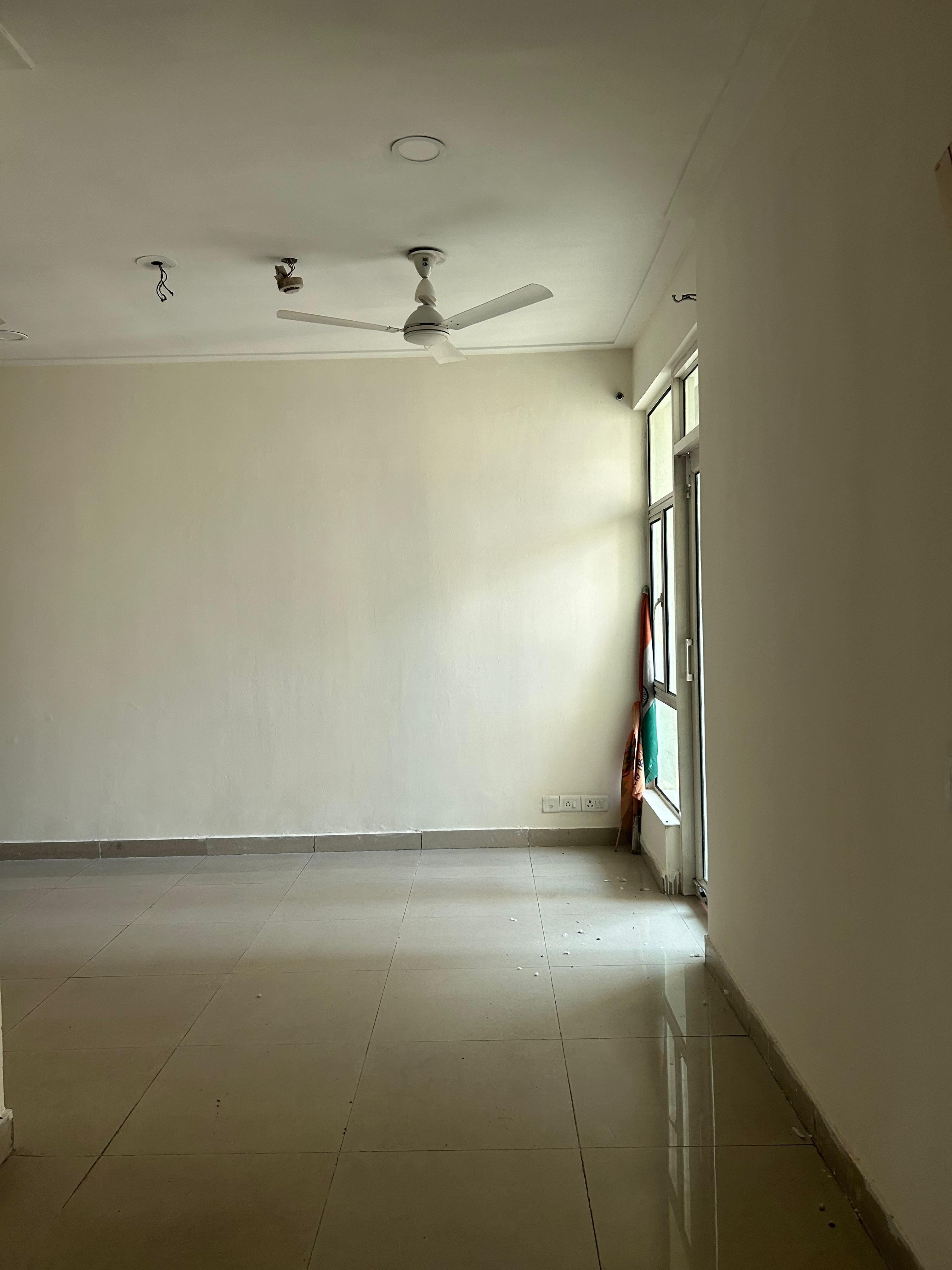 Gaur City 10th Aveune : 3 BHK Semi Furnished flat for rent in Gaur City 2, Noida Extension