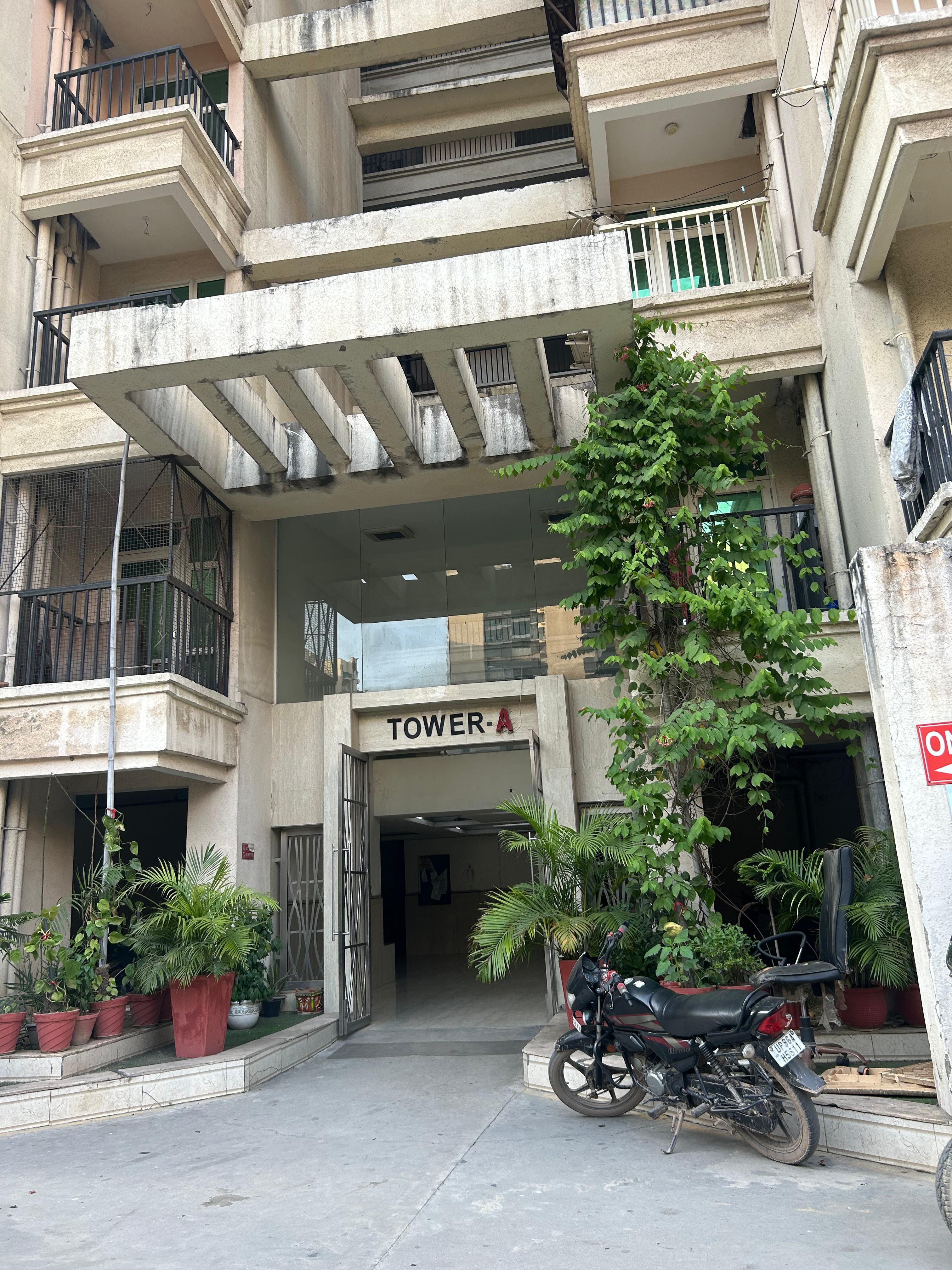 Gaur City 10th Aveune : 3 BHK Semi Furnished flat for rent in Gaur City 2, Noida Extension