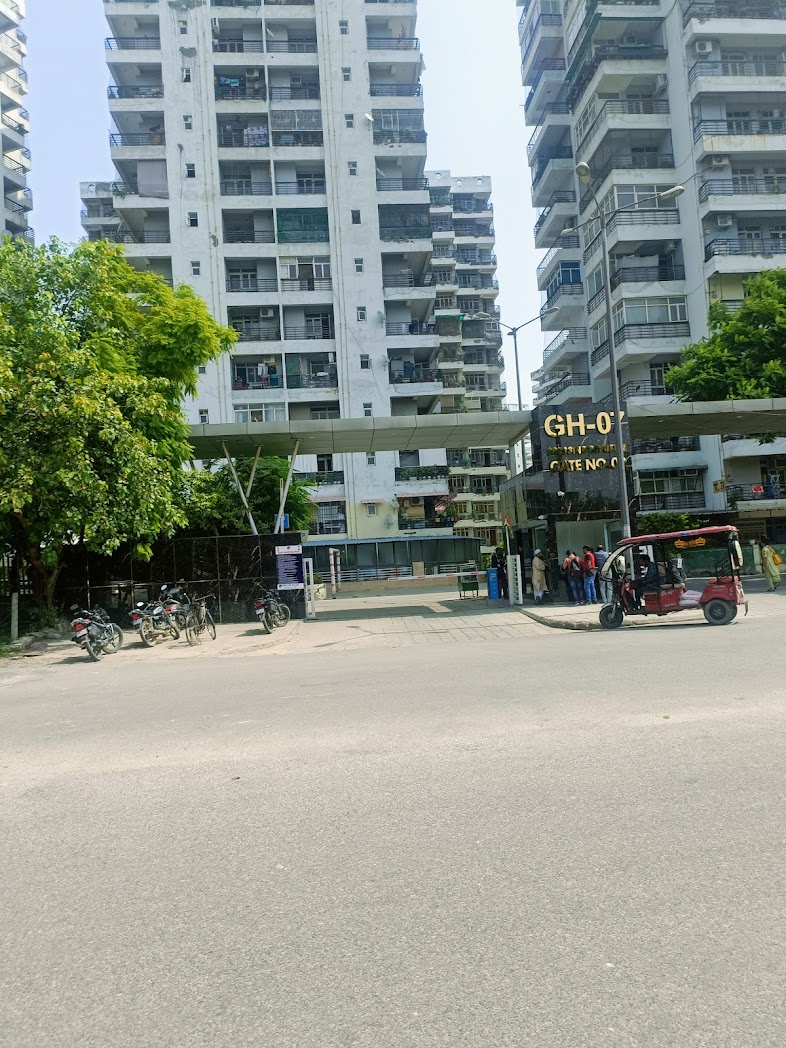 GH7 : 3 BHK Furnished Flat for sale in Crossings Republic, Ghaziabad 