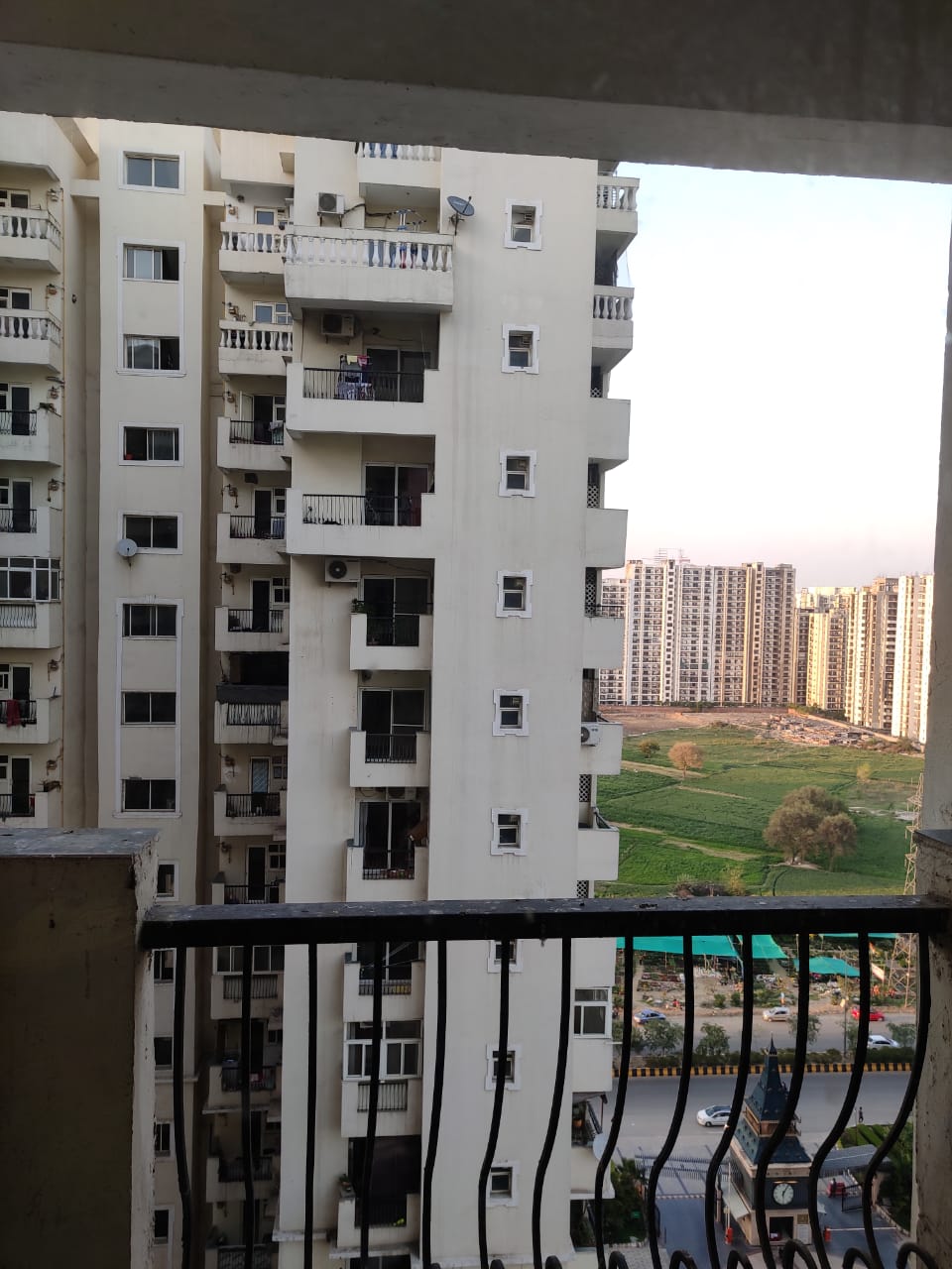 Hyde Park : 1BHK Semi Furnished Flat For Rent in Sector 78, Noida