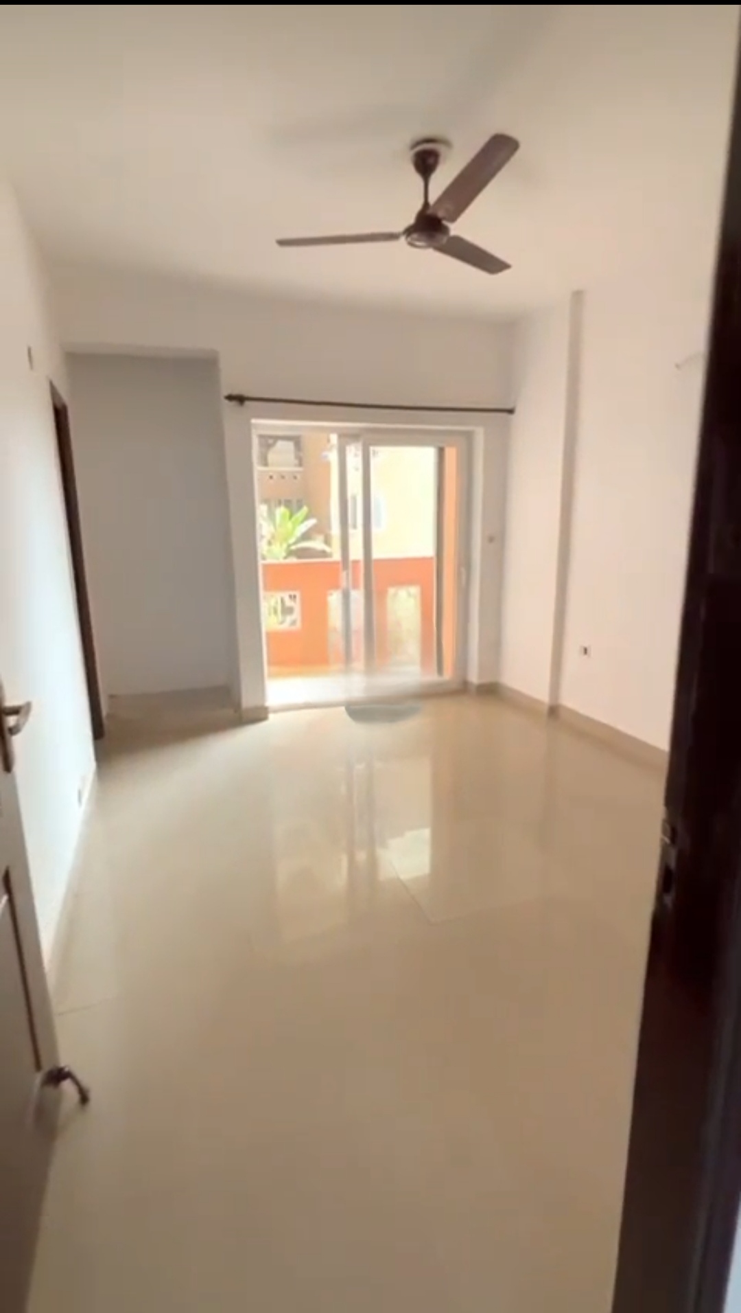 Hyde Park : 2 BHK Ready to Move Flat for sale in Sector 78 Noida 