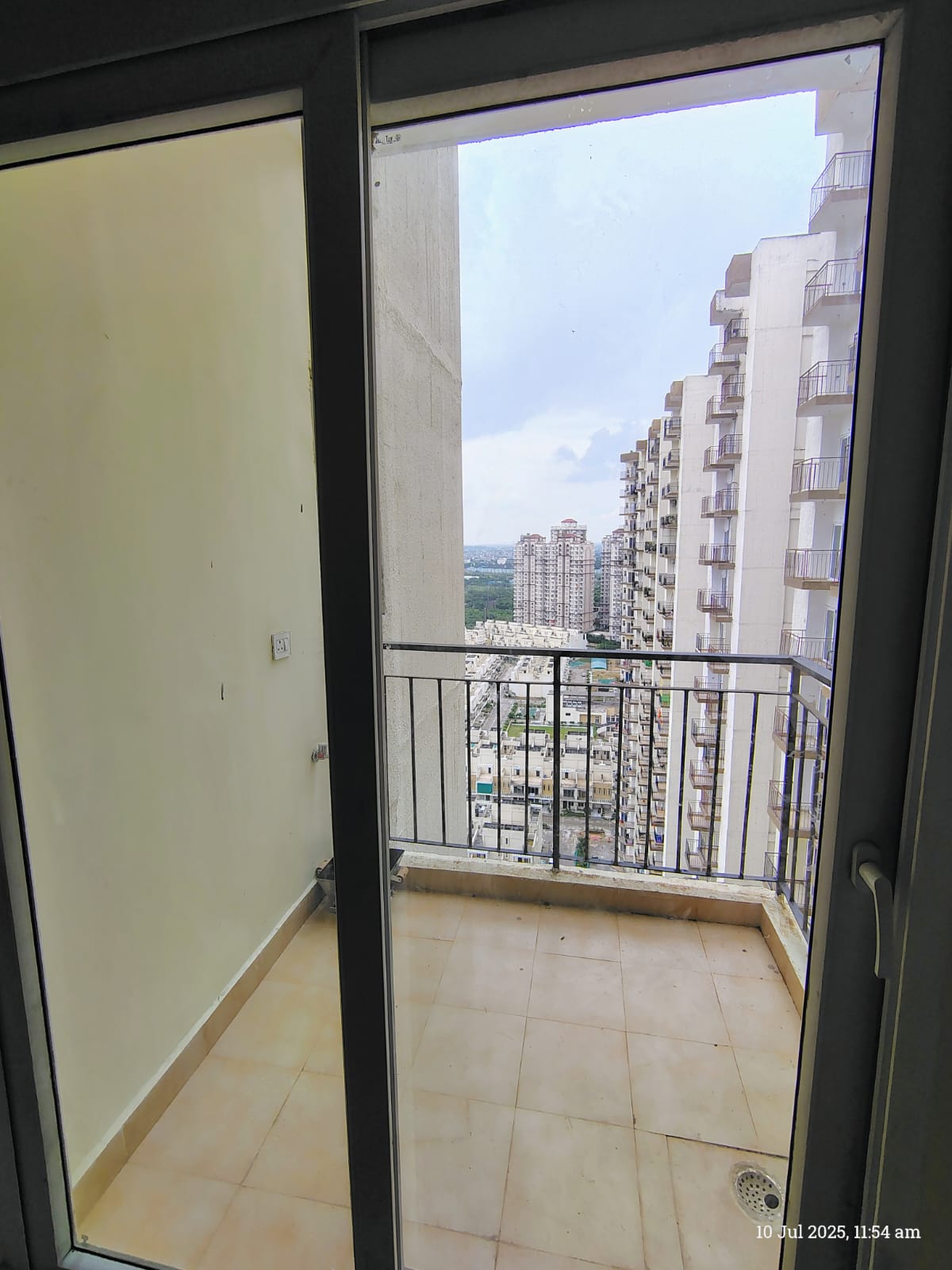 Amrapali Dream Valley : 2 BHK Semi Furnished Flat for rent in TechZone 4, Noida Extension (5)
