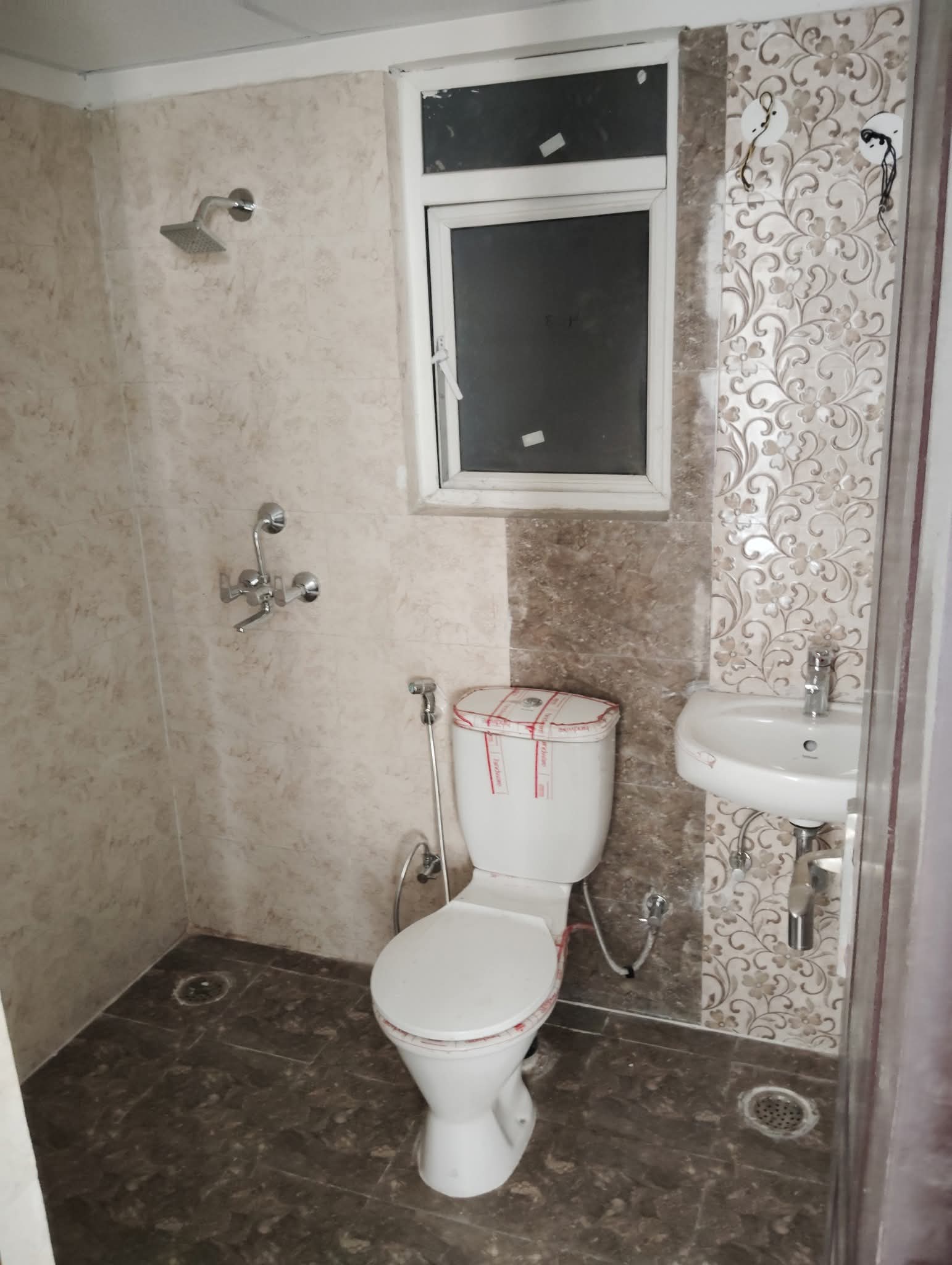 JNC The Park : 2 BHK Semi Furnished Flat for rent in Sector 16C, Noida Extension