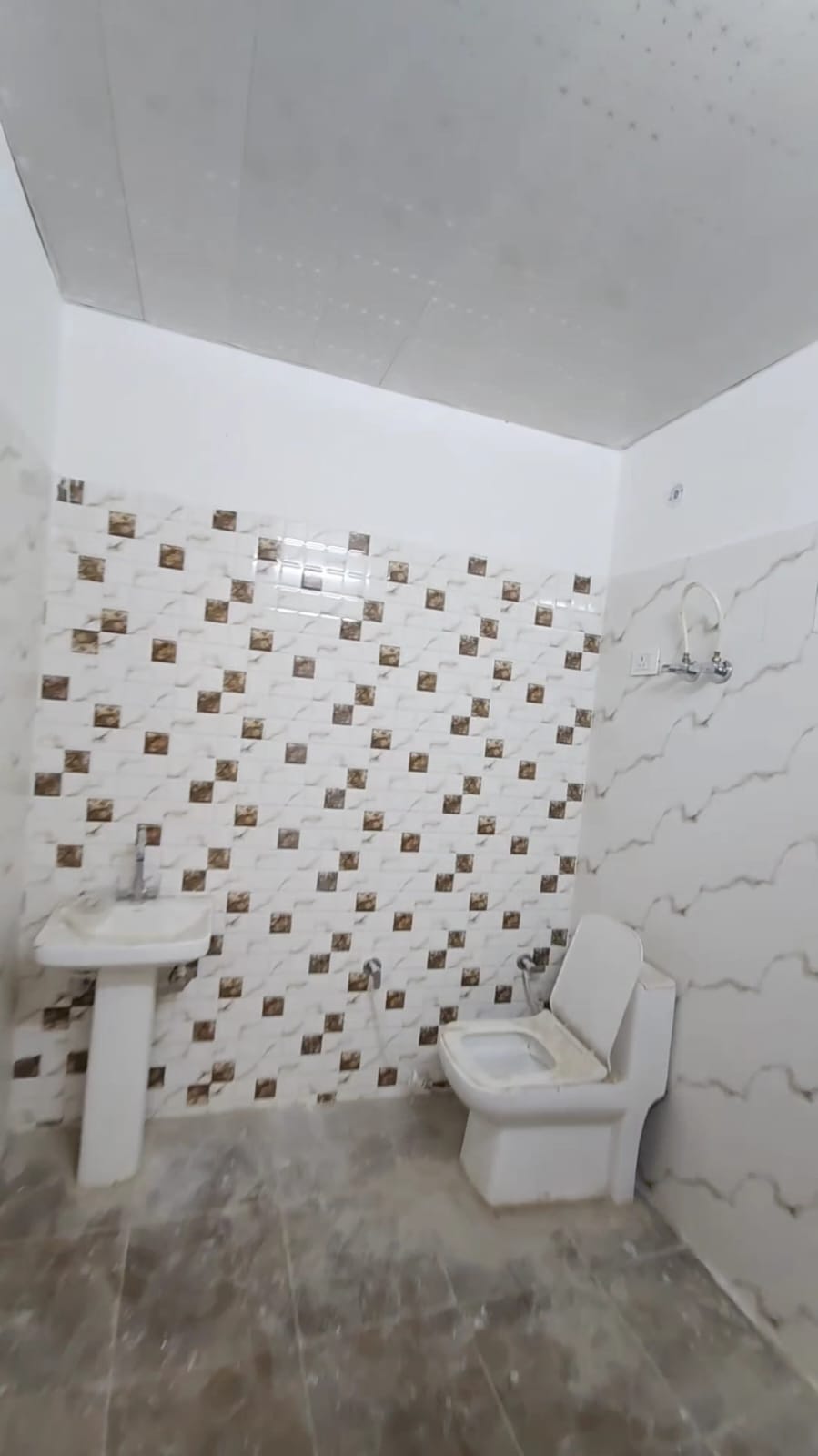 Shree homes : 2BHK Semi Furnished Flat For Rent in Sector 74, Noida