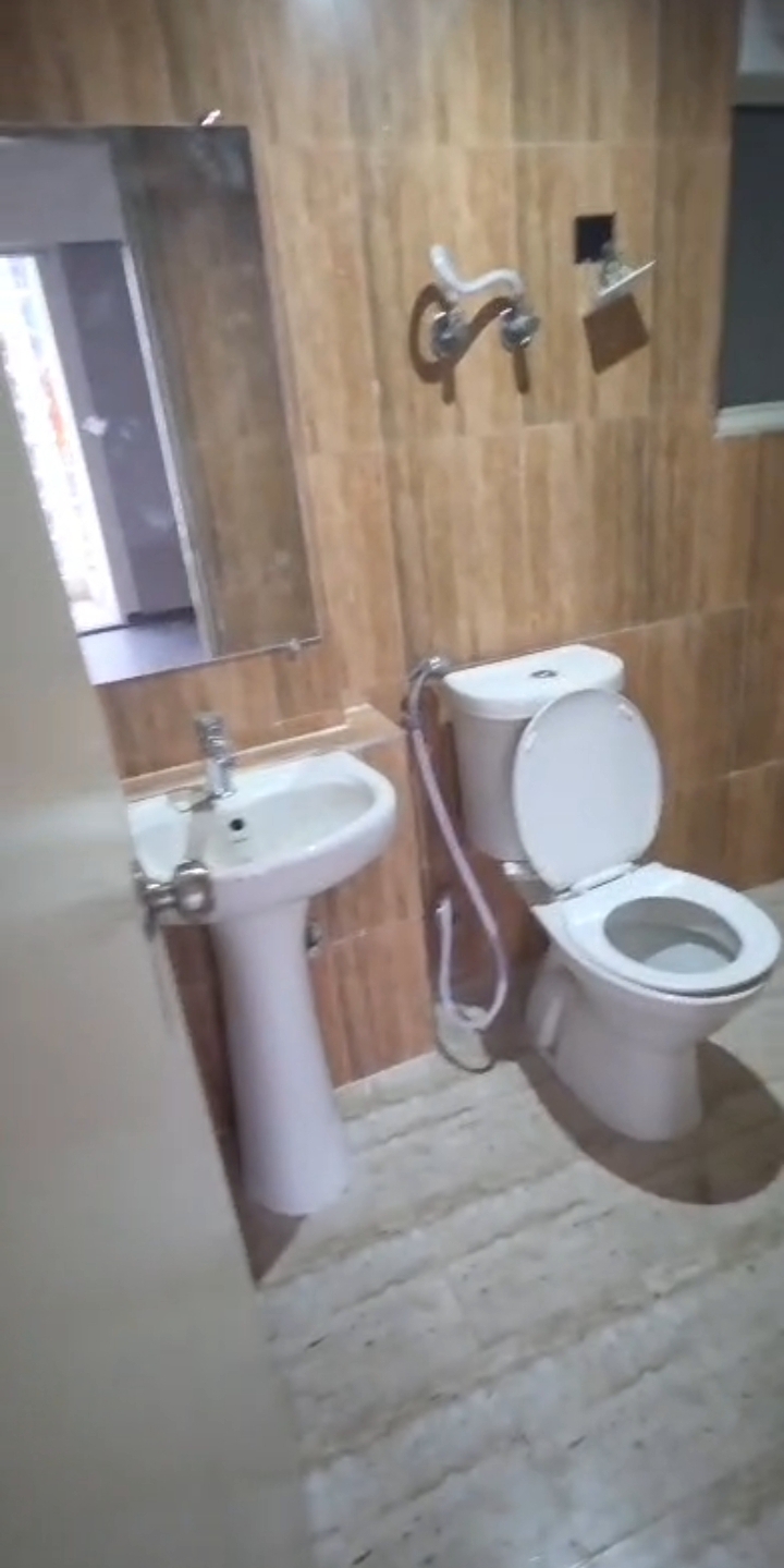 Mahagun Mantra : 2BHK + Study Semi Furnished Flat For Rent in Sector 10, Noida Extension