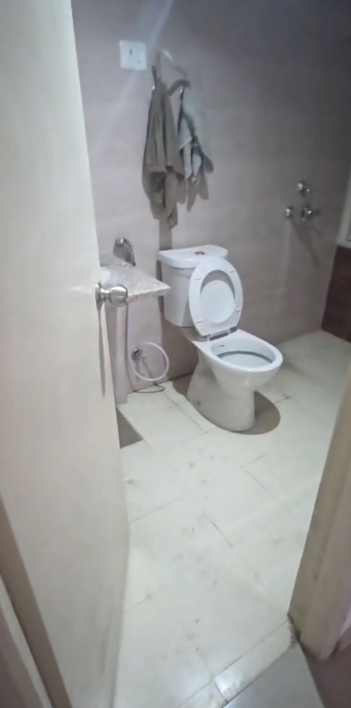 Mahagun Mantra : 2BHK + Study Semi Furnished Flat For Rent in Sector 10, Noida Extension