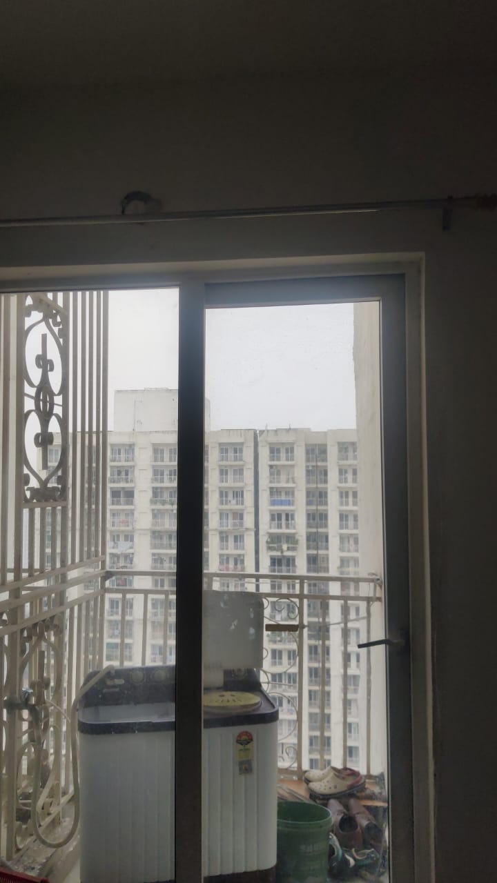Mahagun Mantra : 2BHK Semi Furnished Flat For Rent in Sector 10, Noida Extension