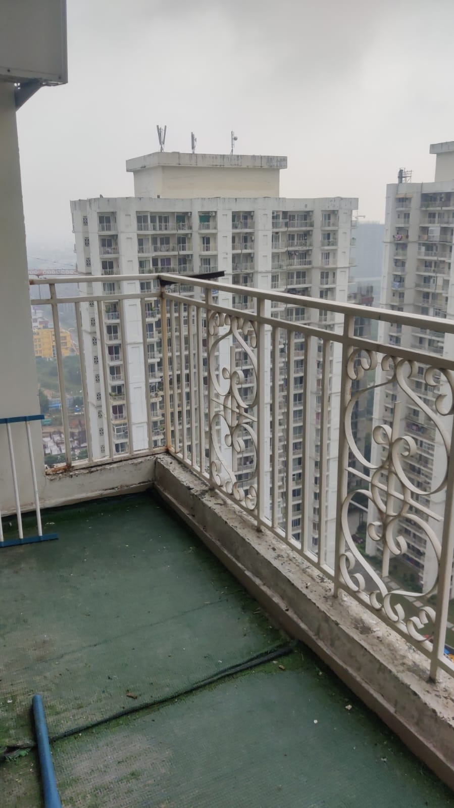 Mahagun Mantra : 2BHK Semi Furnished Flat For Rent in Sector 10, Noida Extension