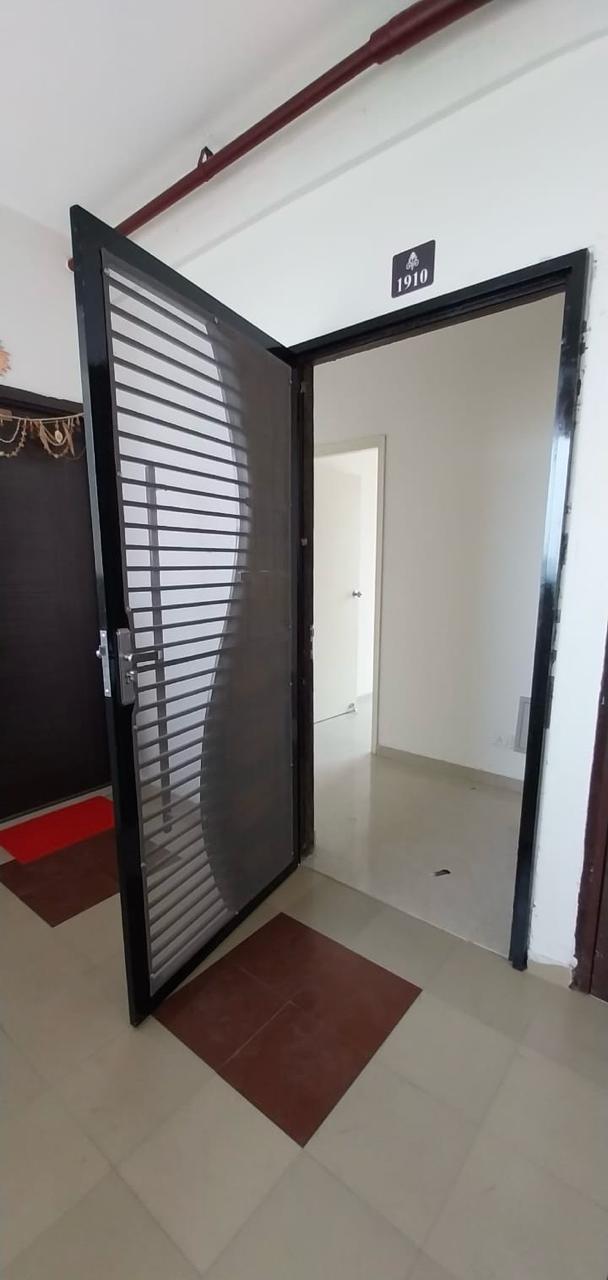 Mahagun Mantra : 2BHK + Study Semi Furnished Flat For Rent in Sector 10, Noida Extension