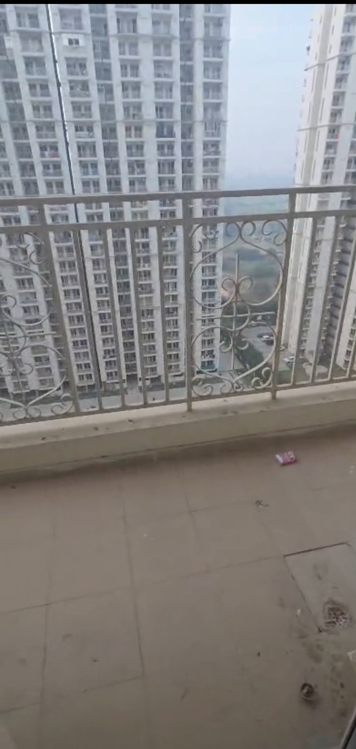 Mahagun Mantra : 2BHK + Study Semi Furnished Flat For Rent in Sector 10, Noida Extension