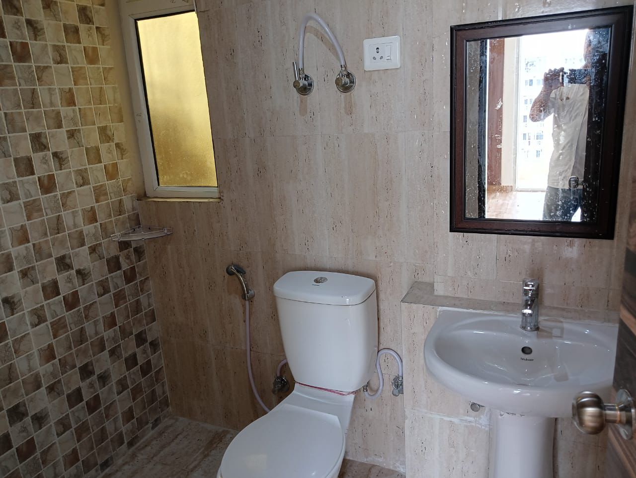 Mahagun Mantra : 3BHK Semi Furnished Flat For Rent in Sector 10, Noida Extension