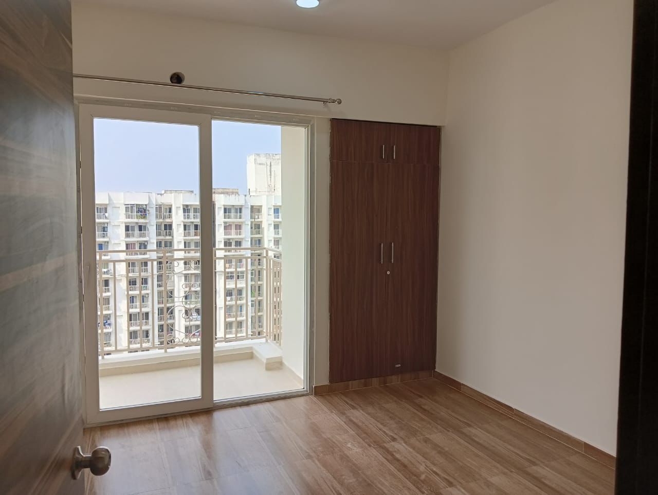 Mahagun Mantra : 3BHK Semi Furnished Flat For Rent in Sector 10, Noida Extension