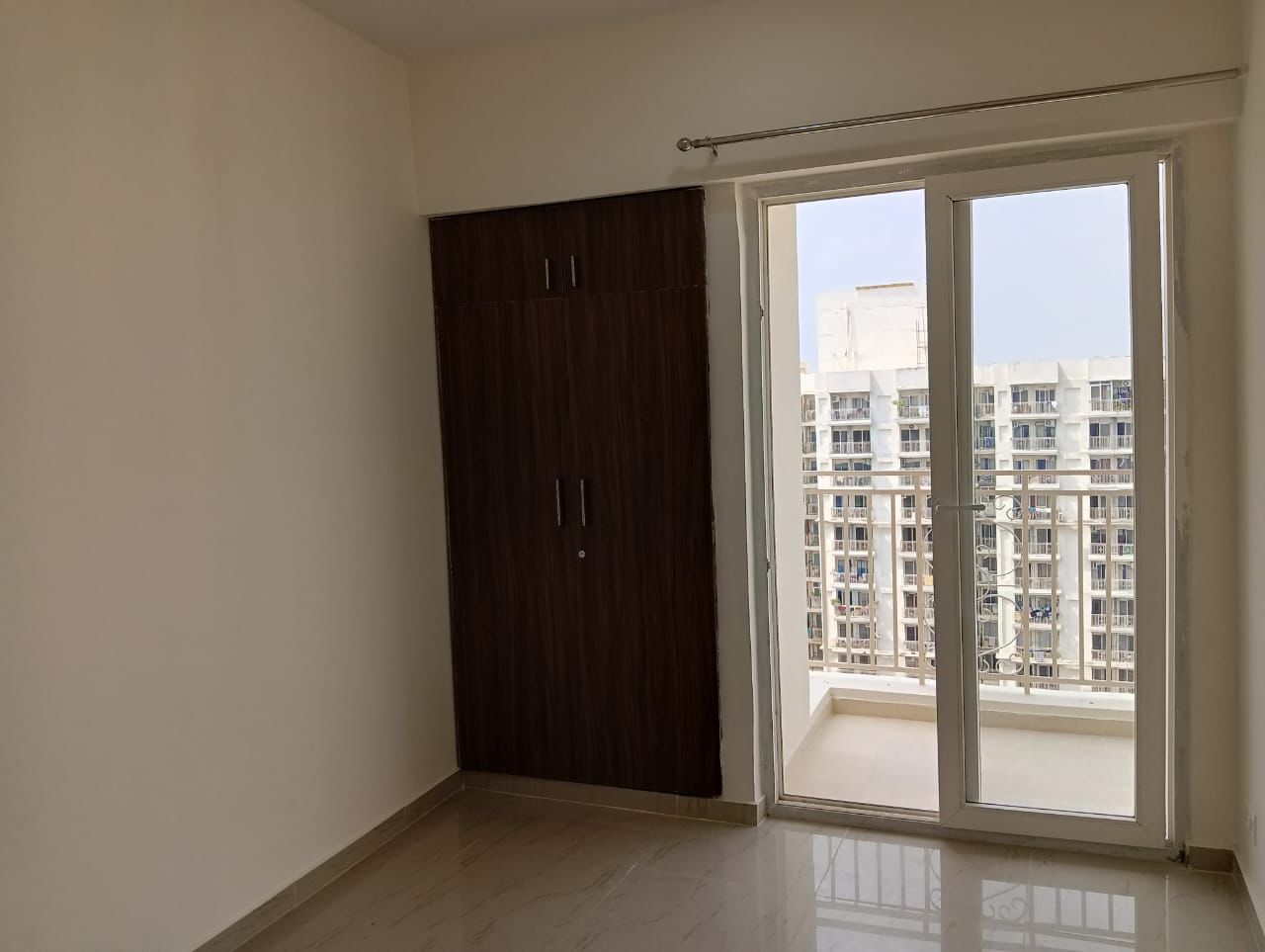 Mahagun Mantra : 3BHK Semi Furnished Flat For Rent in Sector 10, Noida Extension
