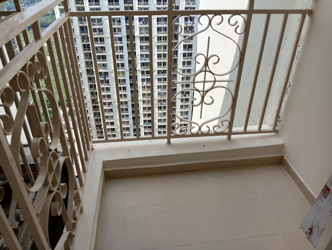 Mahagun Mantra : 3BHK Semi Furnished Flat For Rent in Sector 10, Noida Extension