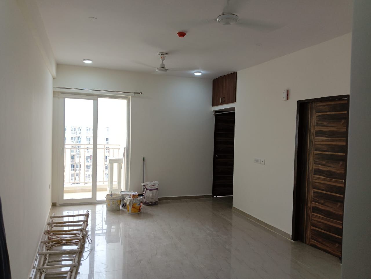Mahagun Mantra : 3BHK Semi Furnished Flat For Rent in Sector 10, Noida Extension 
