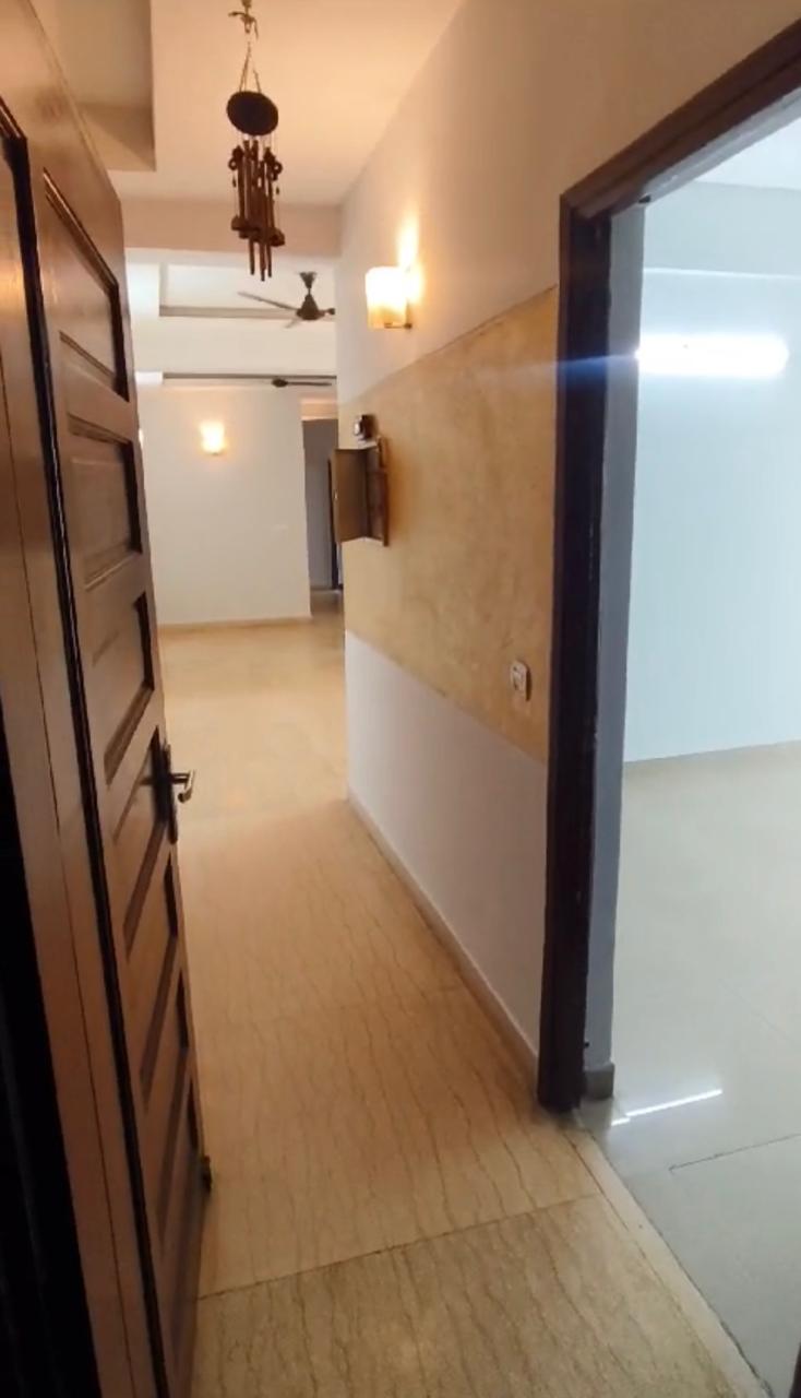 Mahagun Moderne : 3BHK Semi Furnished Flat For Sell in Sector 78, Noida