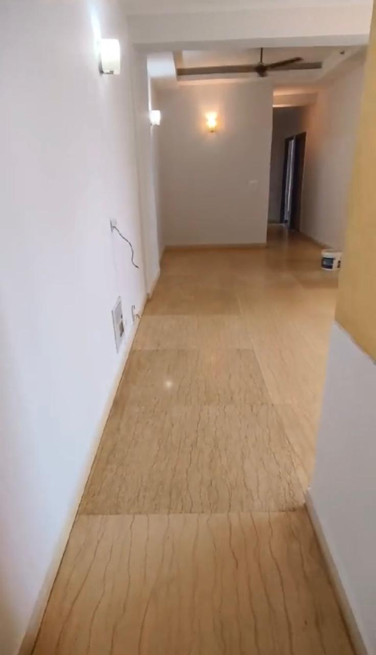 Mahagun Moderne : 3BHK Semi Furnished Flat For Sell in Sector 78, Noida