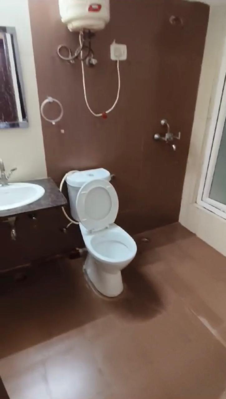 Mahagun Moderne : 3BHK Semi Furnished Flat For Sell in Sector 78, Noida