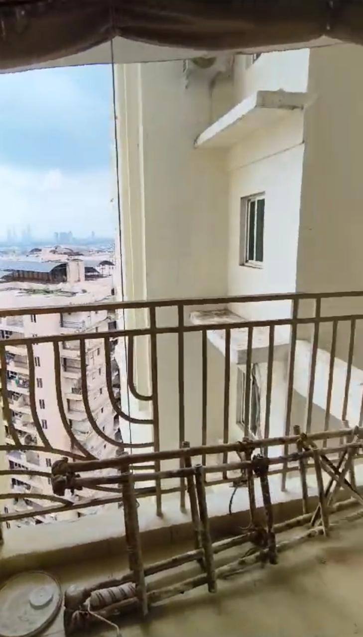 Mahagun Moderne : 3BHK Semi Furnished Flat For Sell in Sector 78, Noida