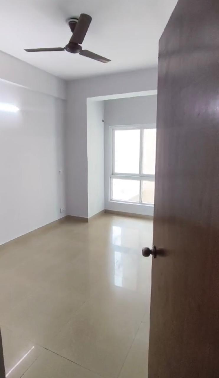 Mahagun Moderne : 3BHK Semi Furnished Flat For Sell in Sector 78, Noida