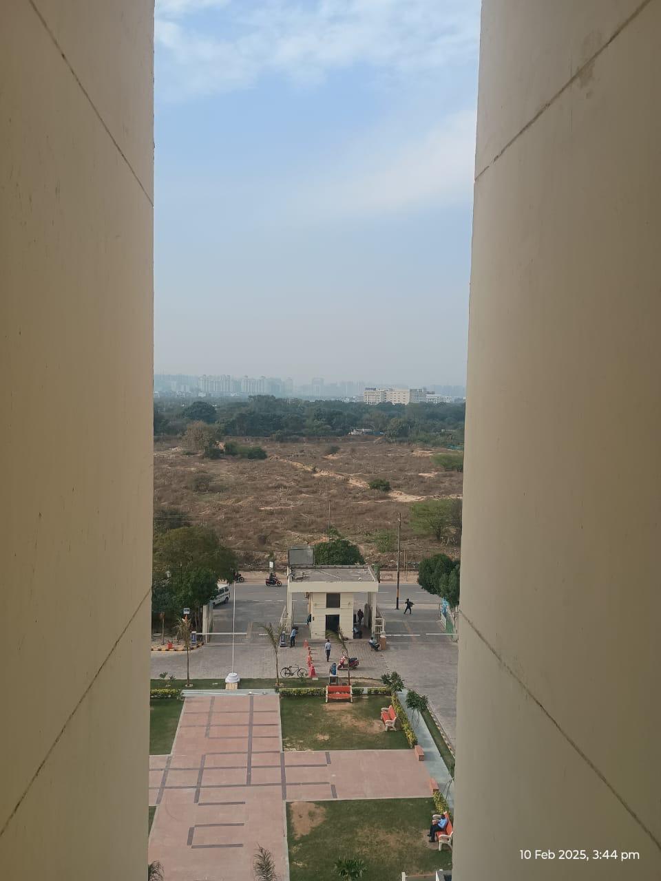 Mahagun Mantra : 4BHK Semi Furnished Flat For Rent in Sector 10, Noida Extension