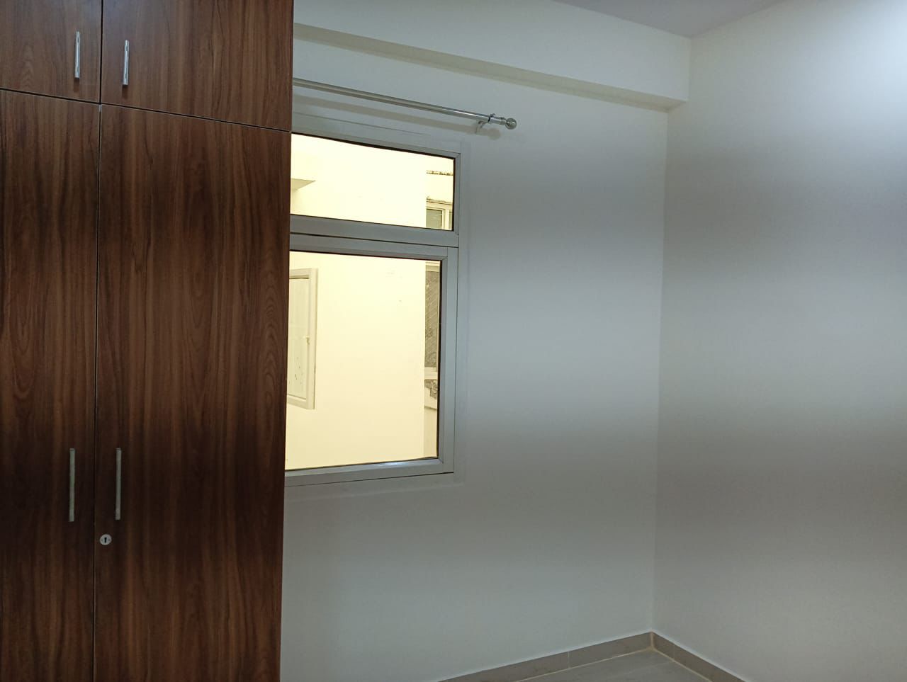 Mahagun Mantra : 3BHK Semi Furnished Flat For Rent in Sector 10, Noida Extension