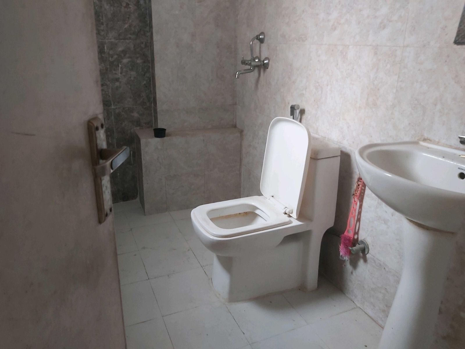 Nirala Aspire : 3 BHK UnFurnished Flat For Rent in Sector 16C, Noida Extension