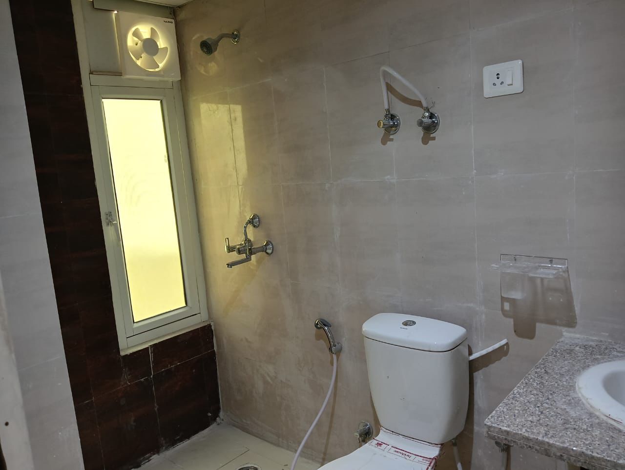 Mahagun Mantra : 3BHK Semi Furnished Flat For Rent in Sector 10, Noida Extension