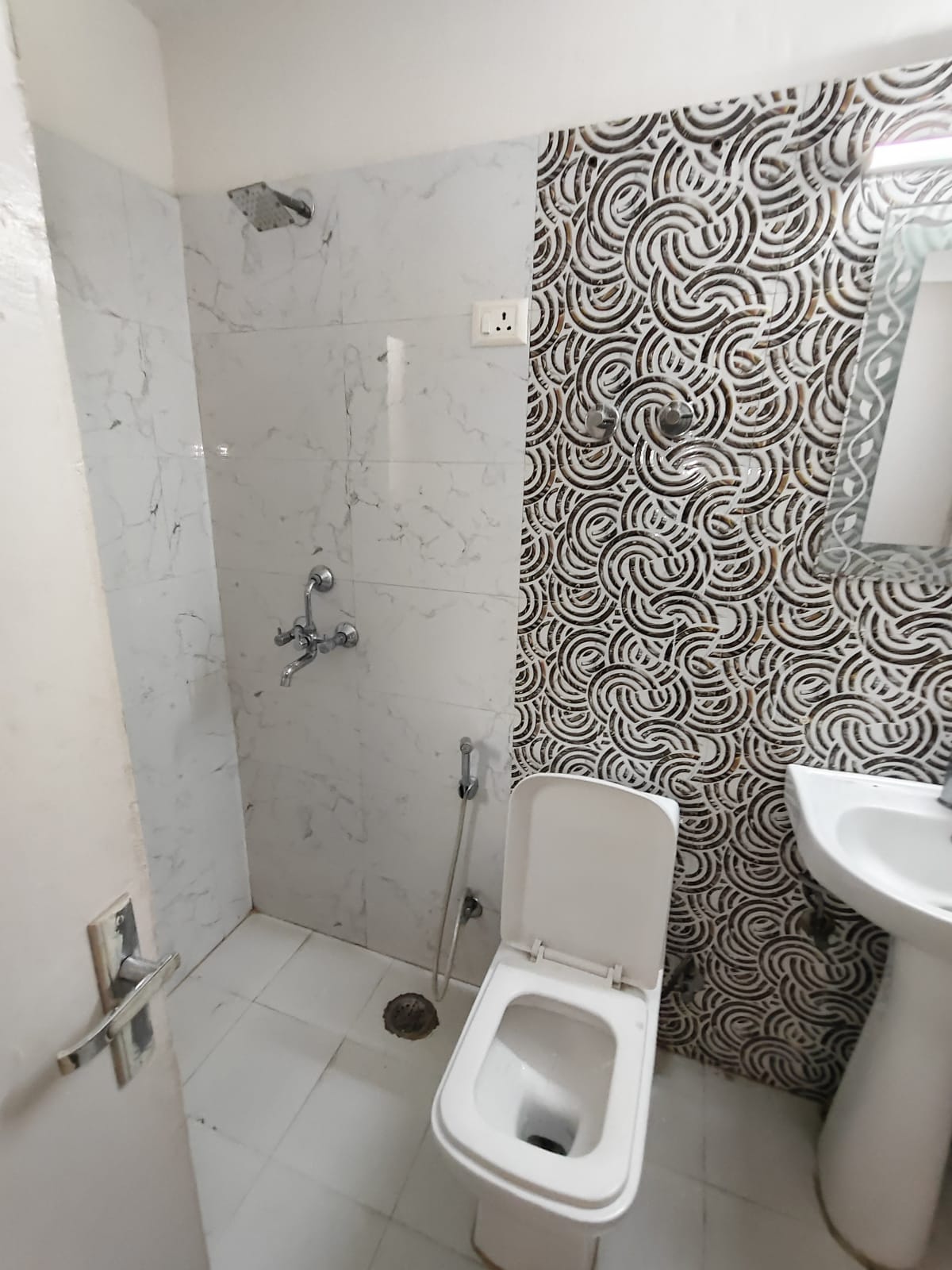 Nirala Greenshire : 3 BHK Semi Furnished Flat For Rent in Sector 2, Noida Extension
