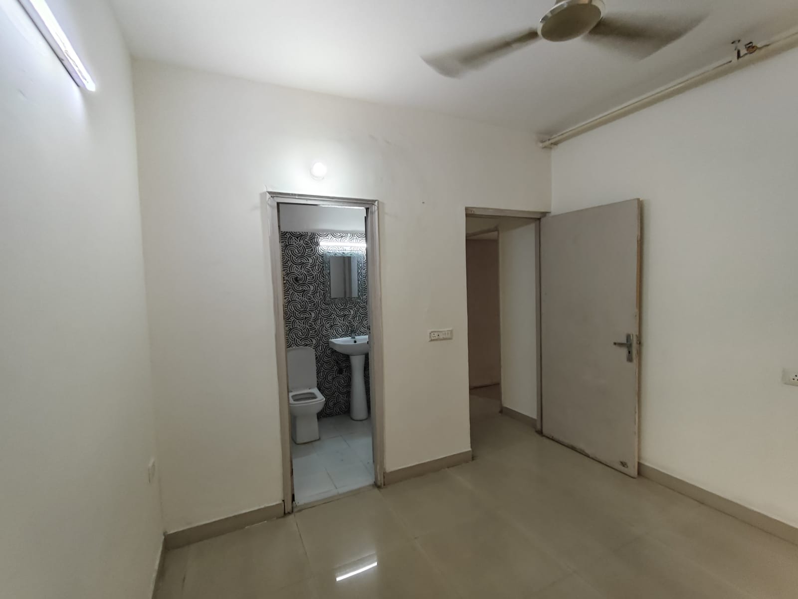 Nirala Greenshire : 3 BHK Semi Furnished Flat For Rent in Sector 2, Noida Extension