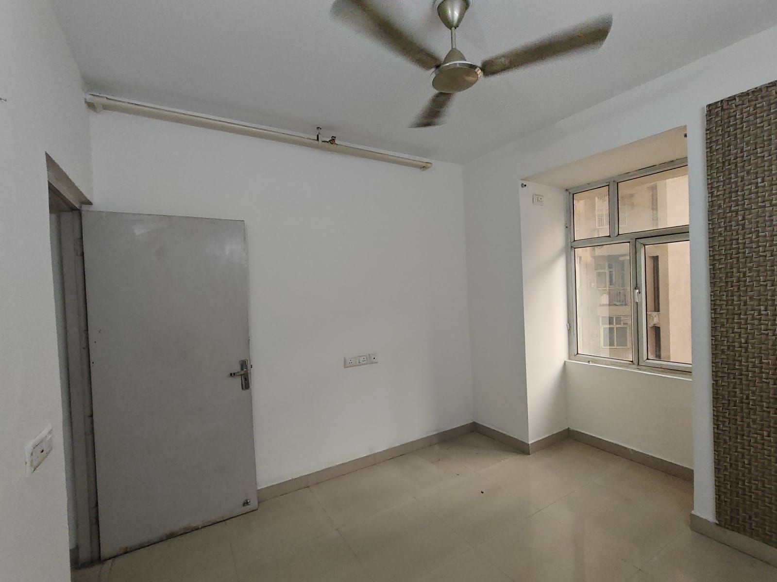 Nirala Greenshire : 3 BHK Semi Furnished Flat For Rent in Sector 2, Noida Extension