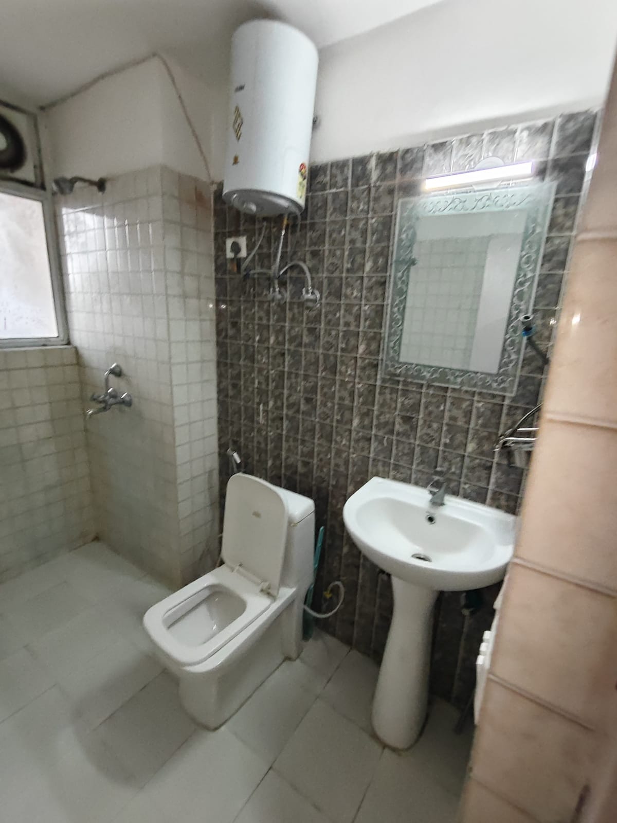 Nirala Greenshire : 3 BHK Semi Furnished Flat For Rent in Sector 2, Noida Extension