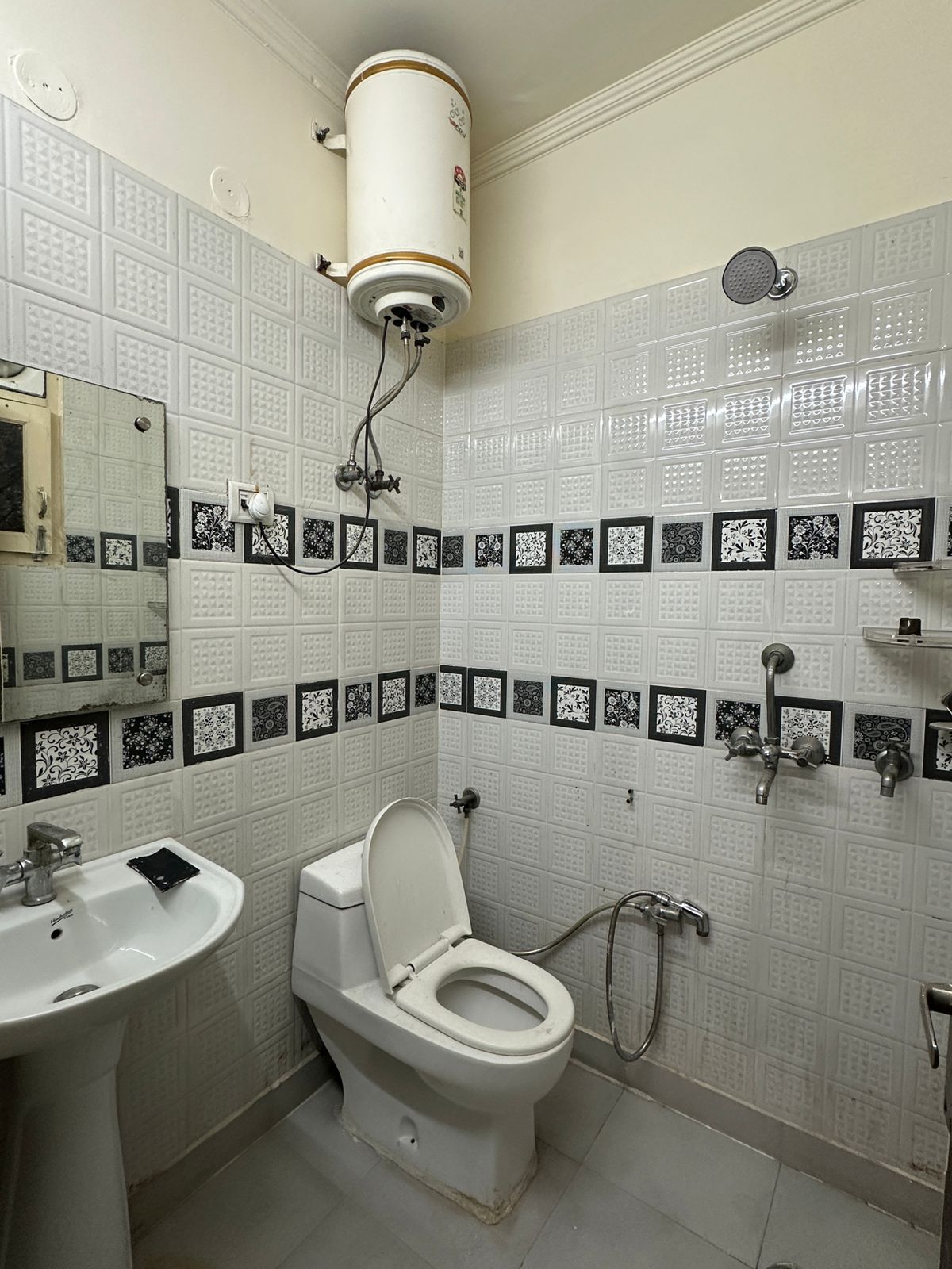 Niti Khand 1, Ghaziabad : 1 BHK Fully Furnished Builder Floor For Rent in Indirapuram, Ghaziabad