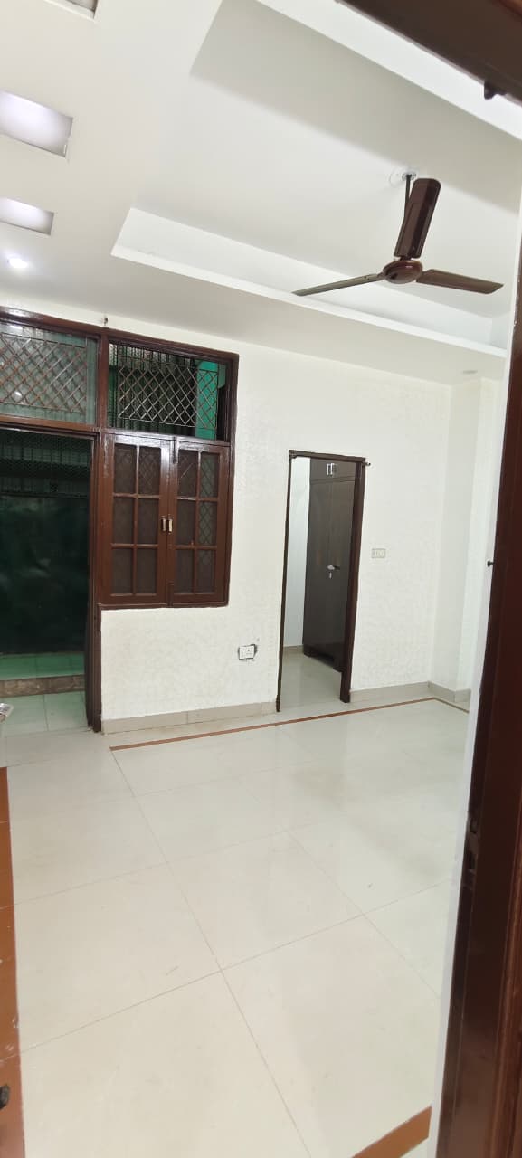 Gyan Khand 1, Ghaziabad : 3 BHK Semi Furnished Flat For Rent in Indirapuram, Ghaziabad