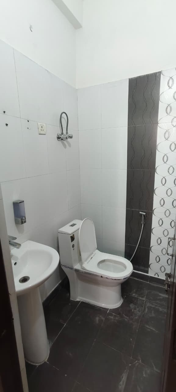 Gyan Khand 1, Ghaziabad : 3 BHK Semi Furnished Flat For Rent in Indirapuram, Ghaziabad