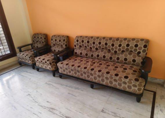 Niti Khand 1, Ghaziabad : 3 BHK Semi Furnished Builder Floor For Rent in Indirapuram, Ghaziabad