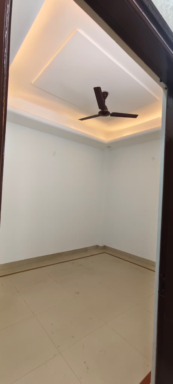 Gyan Khand 1, Ghaziabad : 3 BHK Semi Furnished Flat For Rent in Indirapuram, Ghaziabad