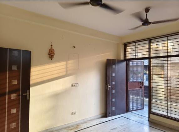 Niti Khand 1, Ghaziabad : 3 BHK Semi Furnished Builder Floor For Rent in Indirapuram, Ghaziabad