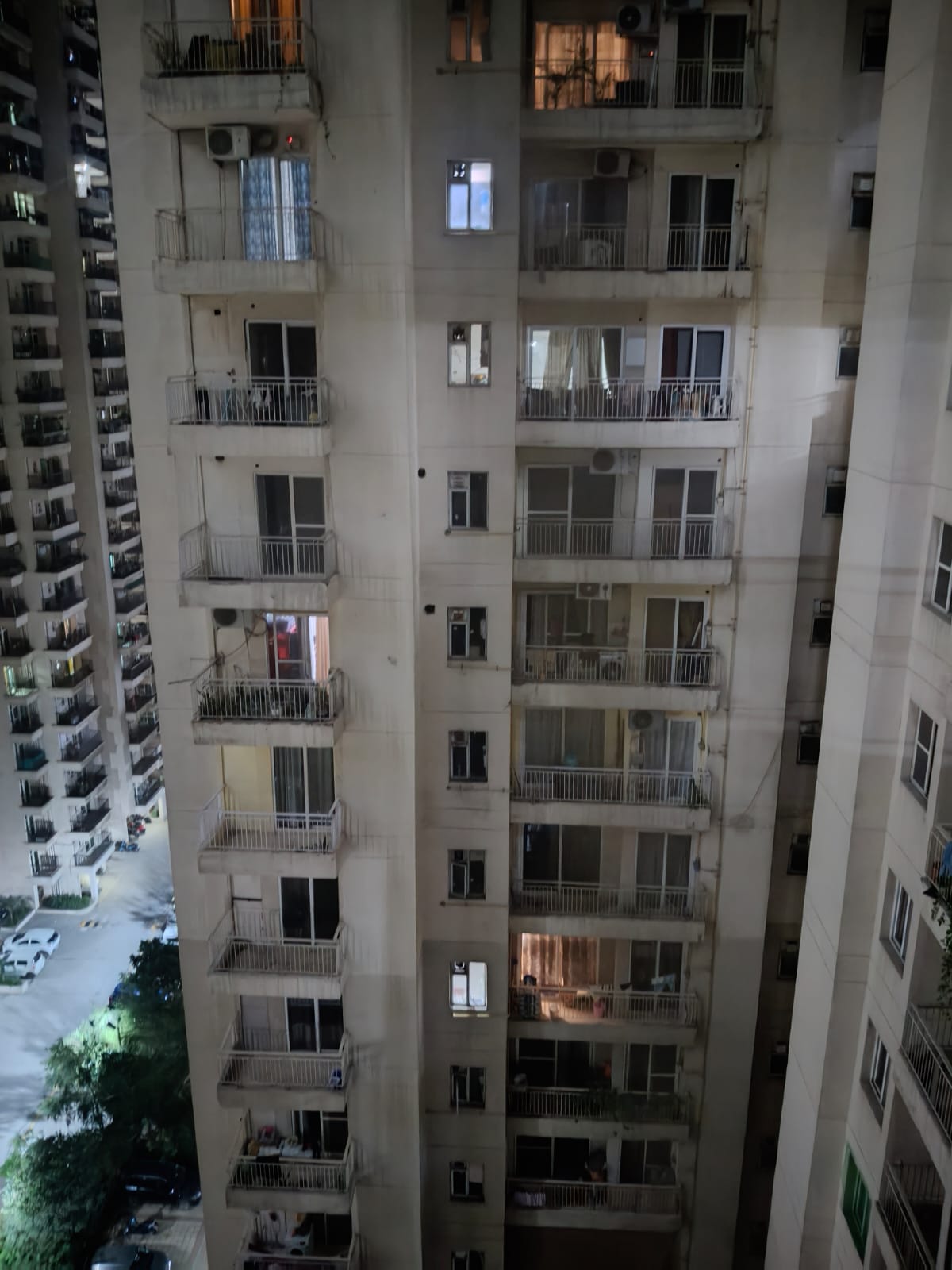 Palm Olympia : 3 BHK Semi Furnished Flat For Rent in Gaur City 2, Noida Extension