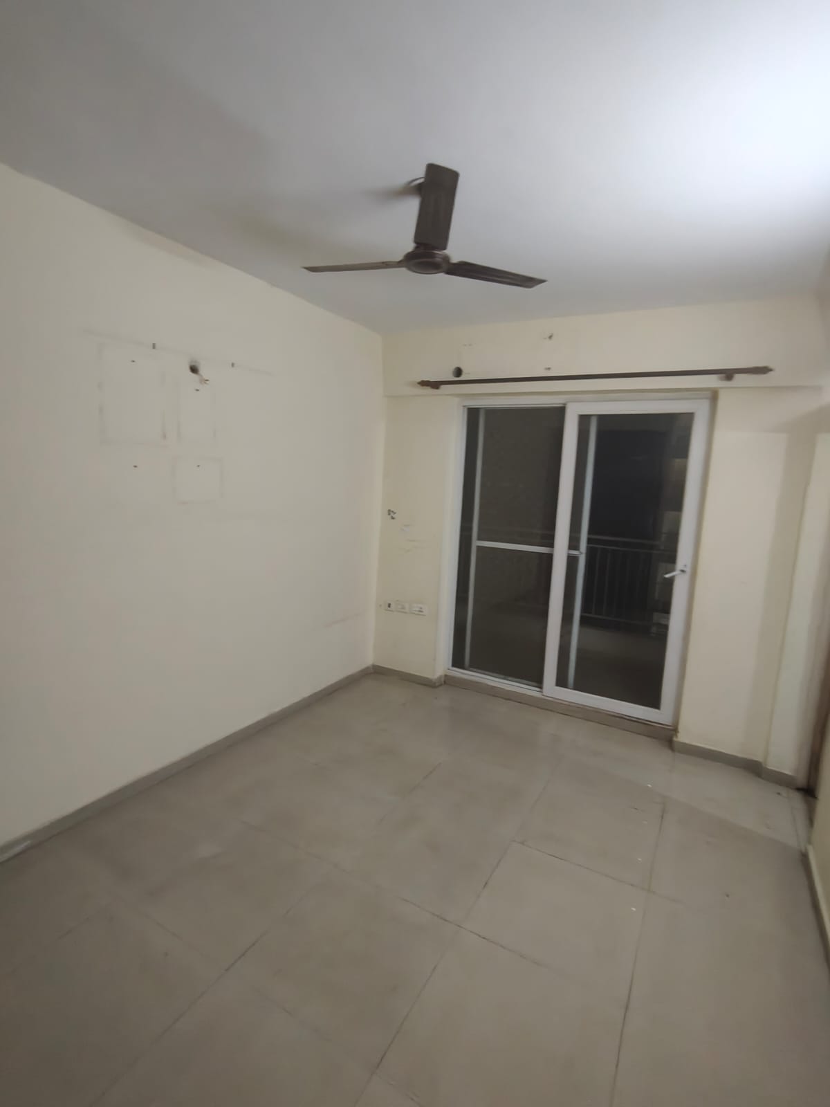 Palm Olympia : 3 BHK Semi Furnished Flat For Rent in Gaur City 2, Noida Extension